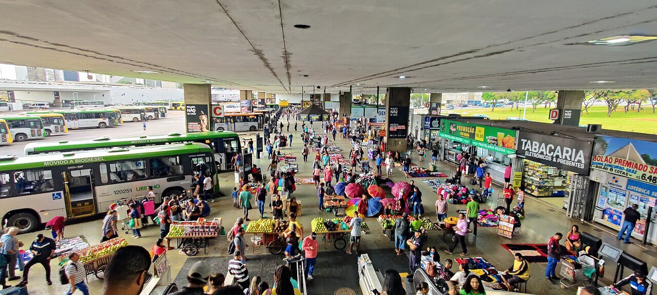 Movimento de passageiros e ônibus na plataforma da Rodoviária do Plano Piloto, em Brasília