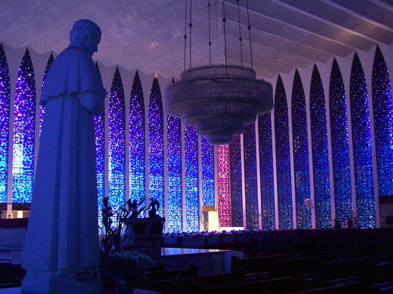 Interior do Santuário Dom Bosco, em Brasília, com vitrais azuis e lustre central