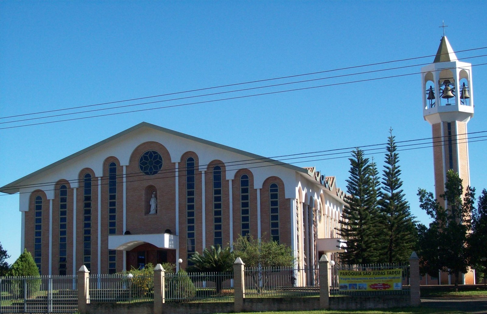 Fachada da paróquia São Judas Tadeu, na 908 Sul, com o campanário ao lado (foto de arquivo)