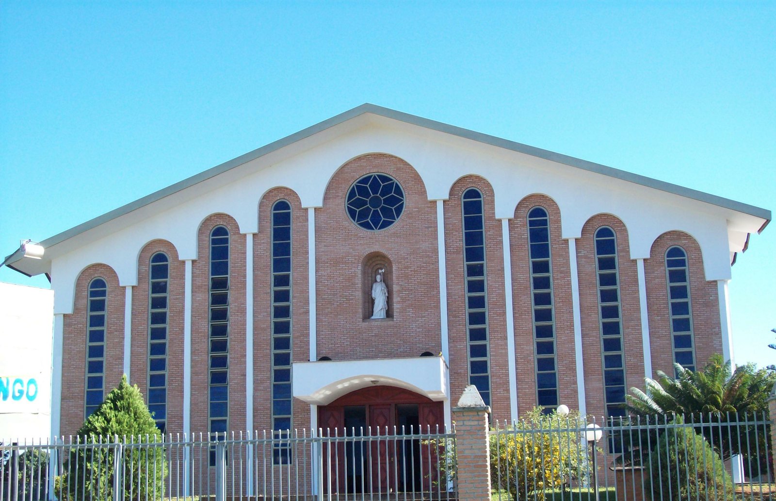 Frente da igreja da paróquia São Judas Tadeu, com a imagem do santo no nicho (foto de arquivo)