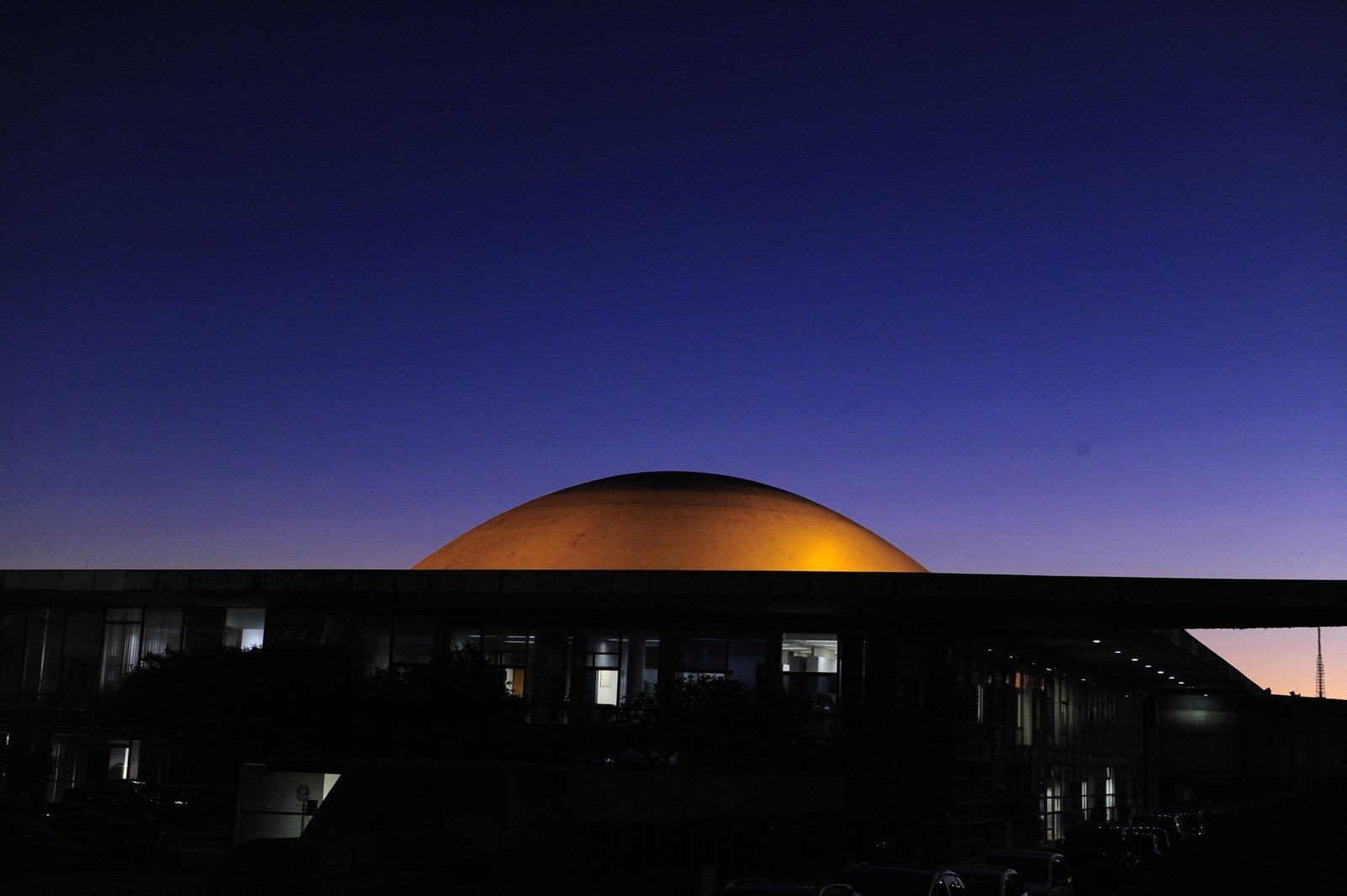 Cúpula do Senado Federal ao entardecer, em Brasília (foto de arquivo; a reforma do Senado Cultural é conduzida pela Casa)