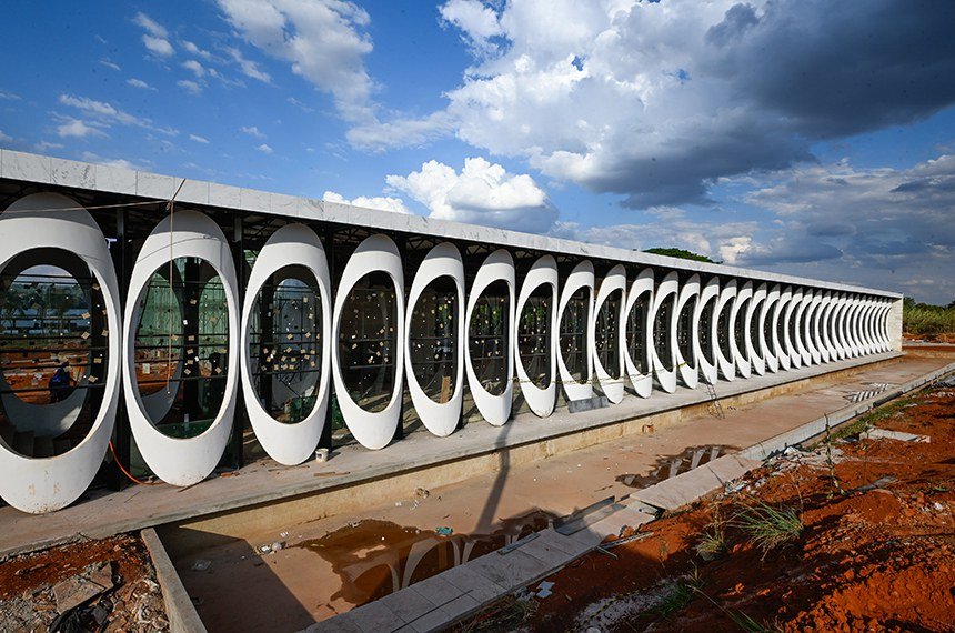 Fachada de colunas brancas em elipse do prédio principal do antigo Clube do Servidor, em obra, com terra vermelha no chão