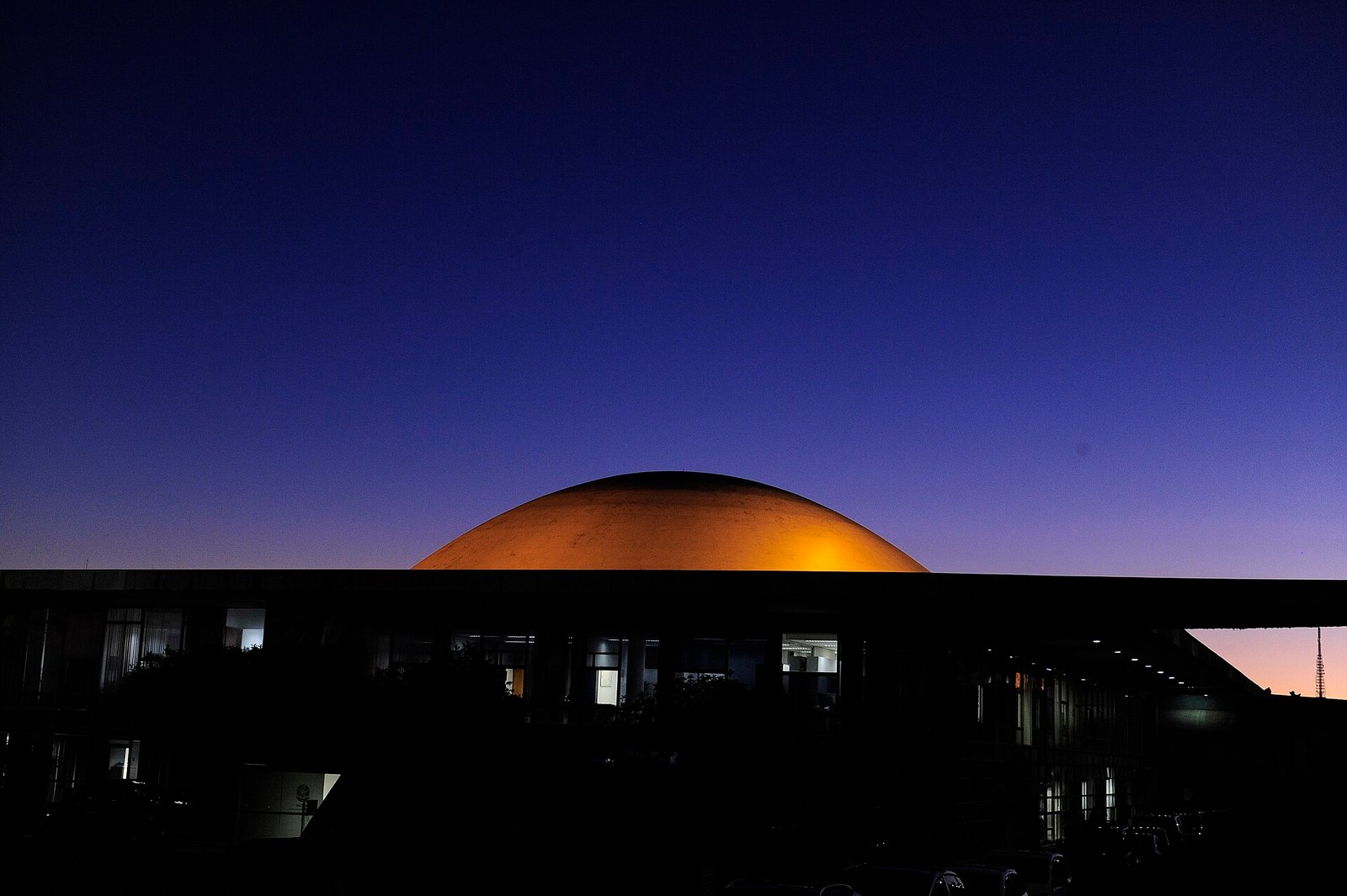 Cúpula do plenário do Senado Federal iluminada no fim da tarde, em Brasília