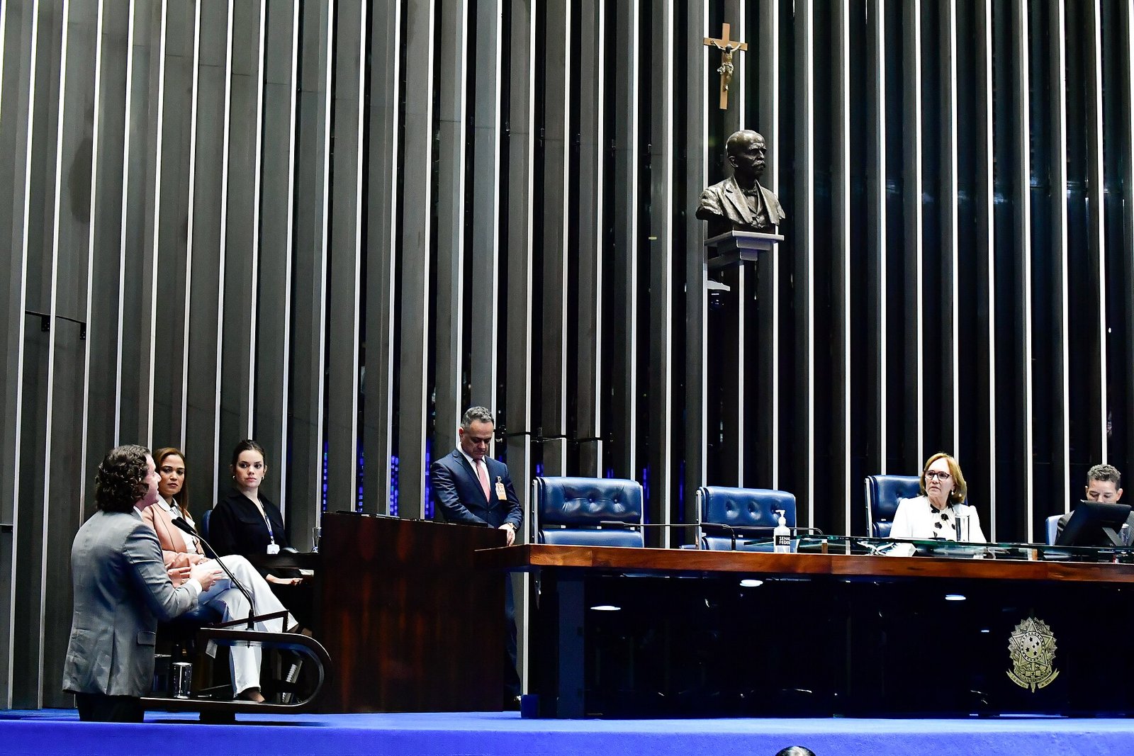 Mesa diretora do plenário do Senado Federal durante sessão