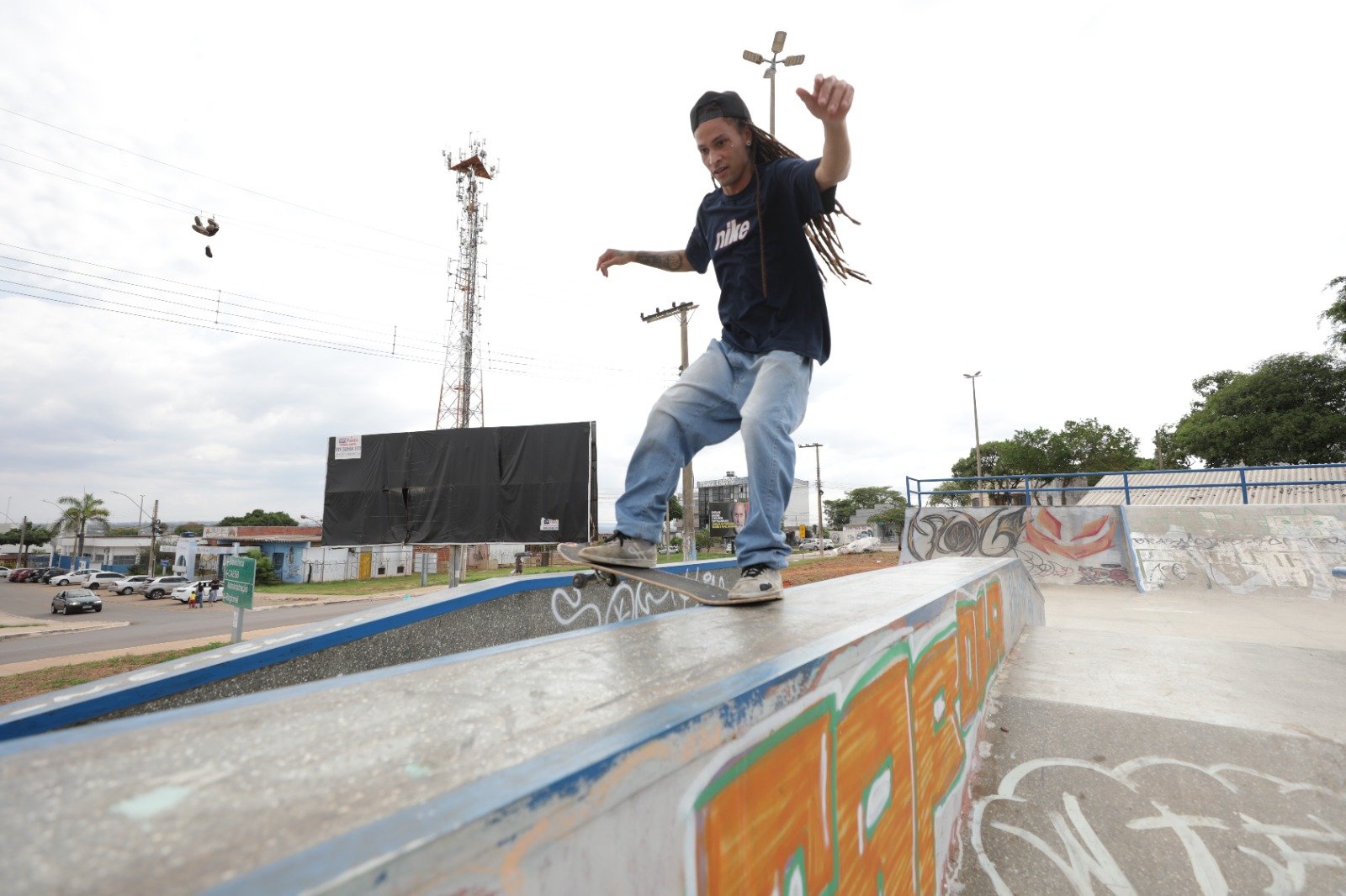 Skatista faz manobra em obstáculo da pista do Skatepark do Paranoá, no DF, depois da reforma