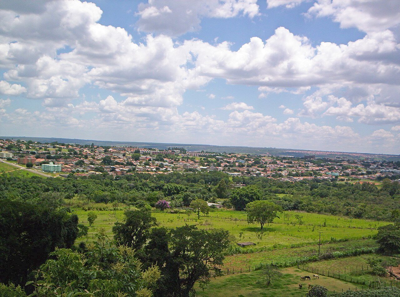 Vista panorâmica de Sobradinho, no Distrito Federal, com casas, área verde e céu com nuvens