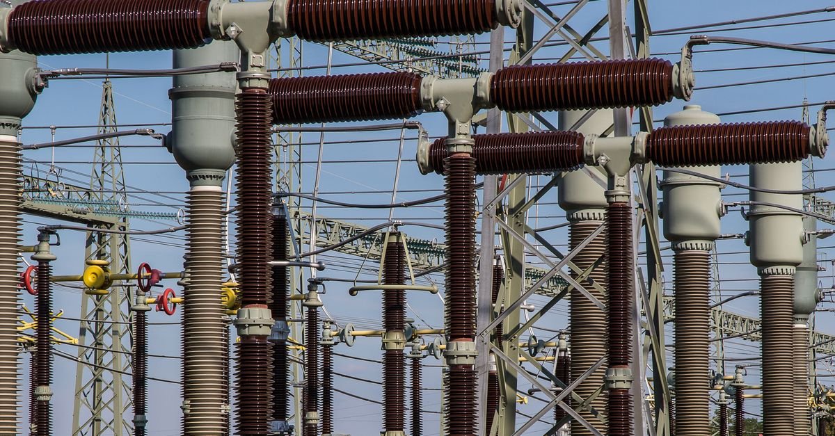 Equipamentos de alta tensão, isoladores e cabos de uma subestação de energia elétrica