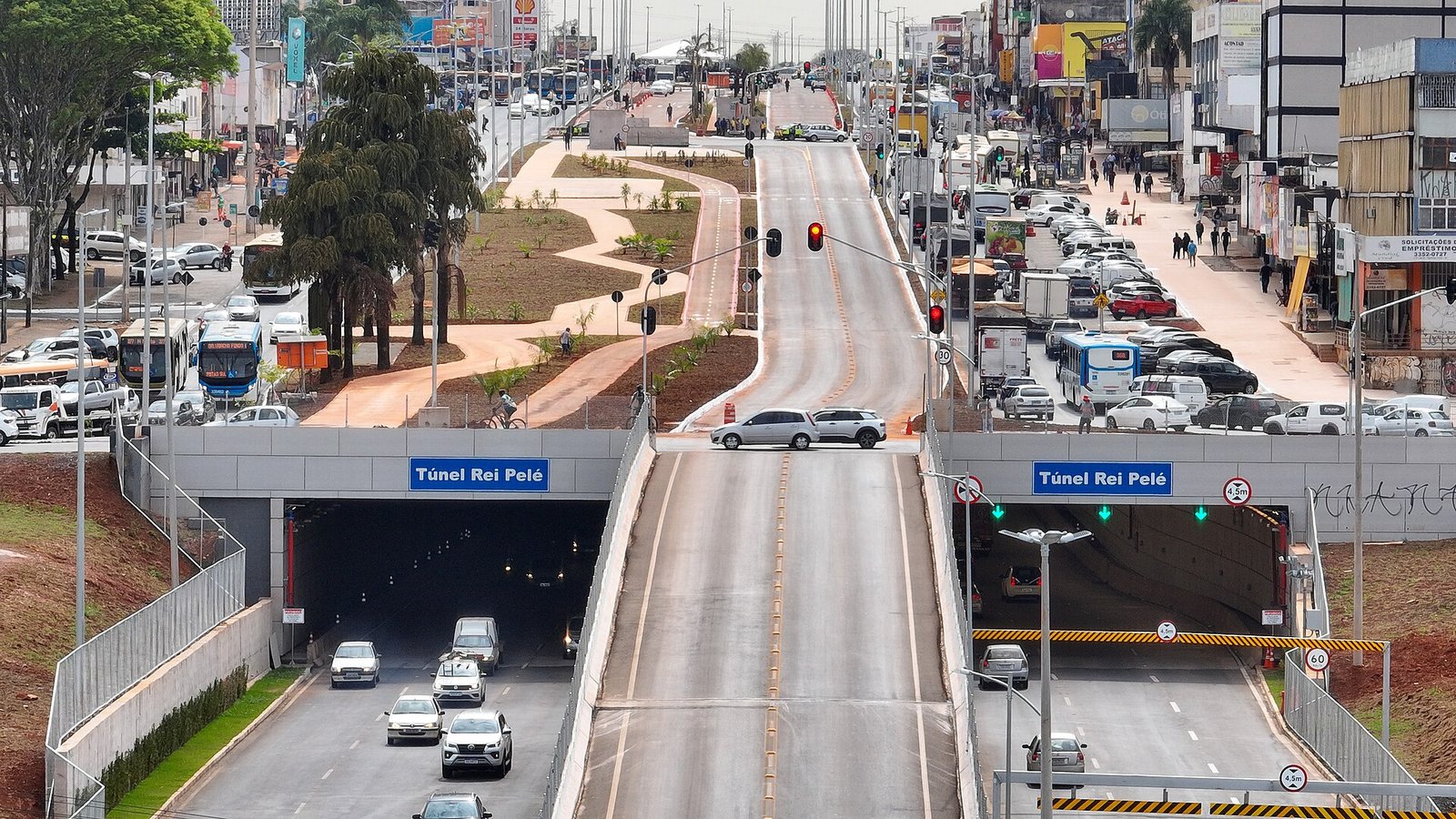Vista aerea da Avenida Central de Taguatinga, com o Tunel Rei Pele e o comercio ao redor