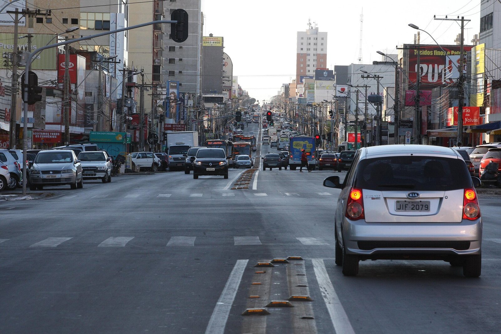 Avenida Comercial de Taguatinga, no Distrito Federal, com comércio e trânsito