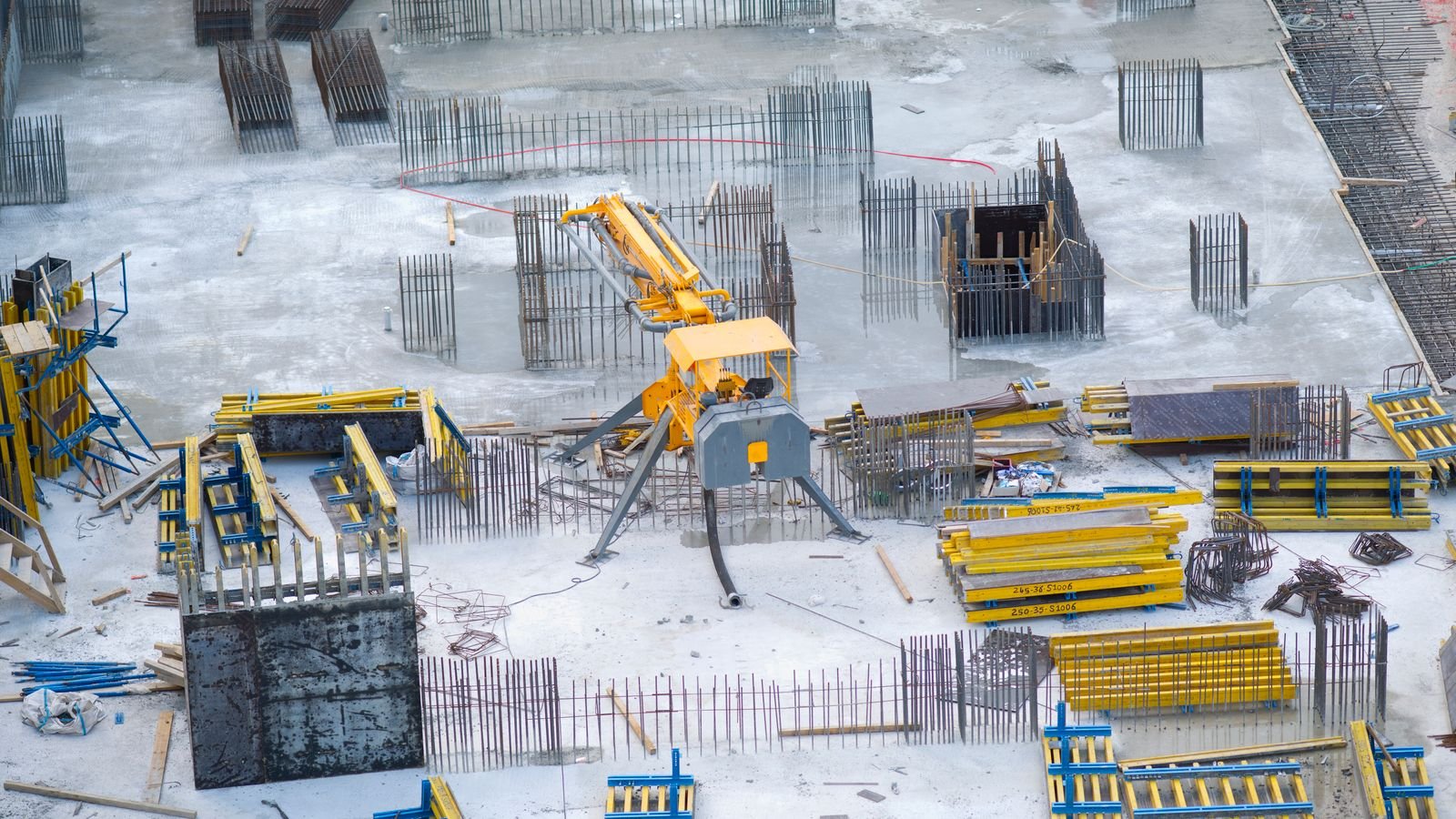 Canteiro de obras com fundações de concreto armado, referência à construção de um hospital
