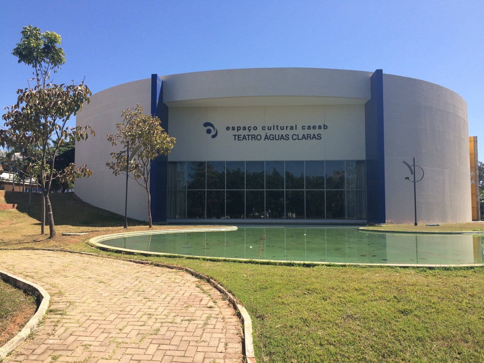 Fachada circular do Teatro Águas Claras, no Espaço Cultural Caesb, com espelho d'água na frente