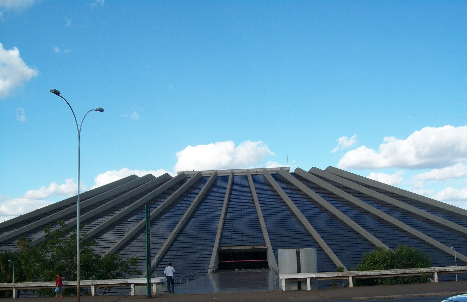 Fachada em forma de pirâmide do Teatro Nacional Cláudio Santoro, em Brasília