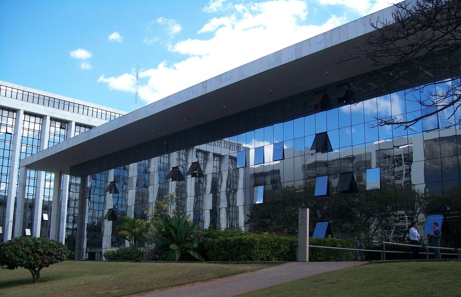 Fachada de vidro espelhado do Tribunal de Justiça do Distrito Federal e dos Territórios, em Brasília