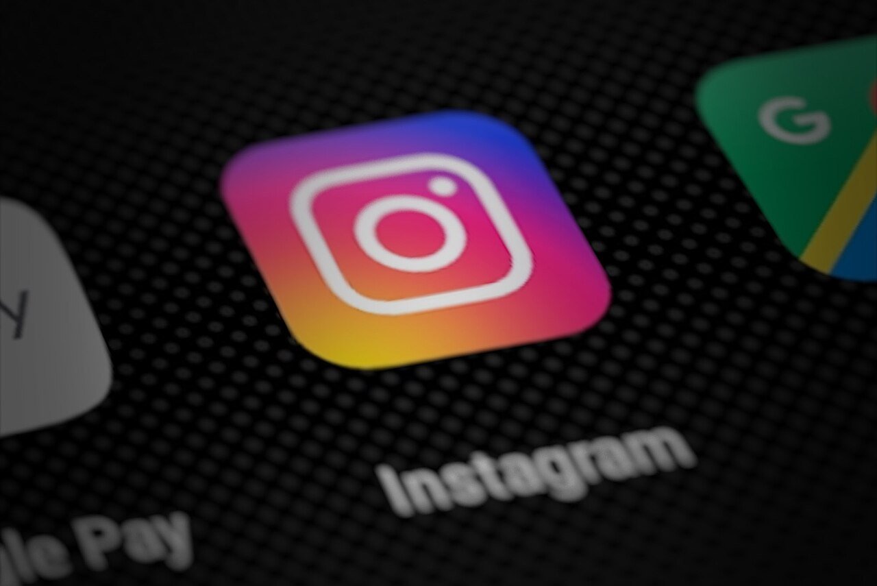 Ícone do aplicativo Instagram na tela de um celular, em imagem de ilustração