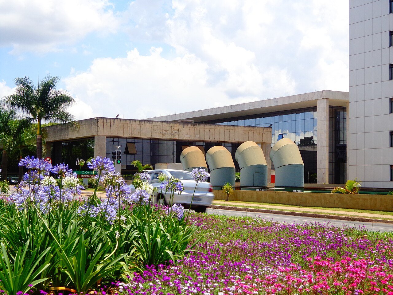 Prédio do Tribunal de Justiça do Distrito Federal e dos Territórios, em Brasília, visto da via em frente