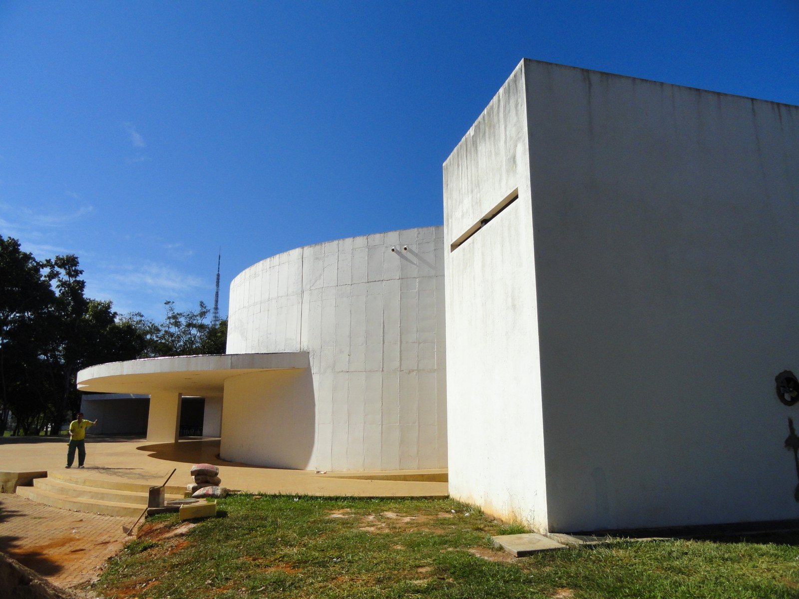 Fachada circular branca do Clube do Choro de Brasília sob céu azul