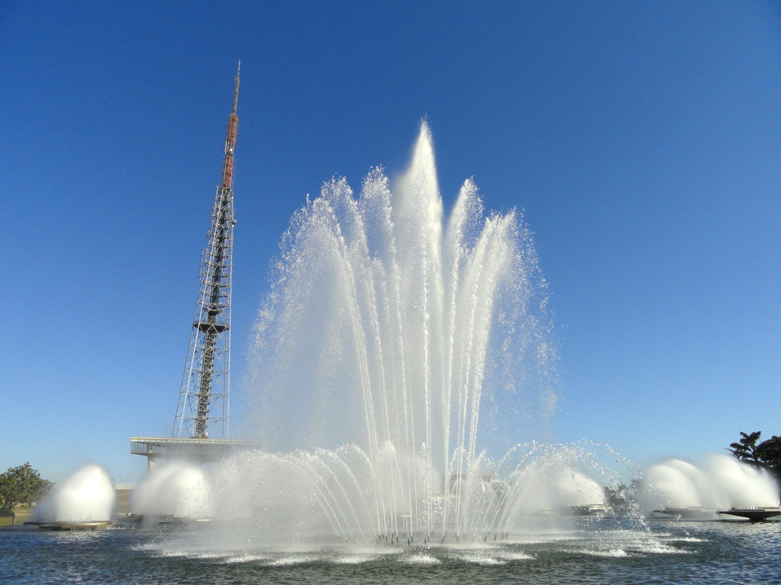 Fonte luminosa em funcionamento com a Torre de TV de Brasília ao fundo à esquerda