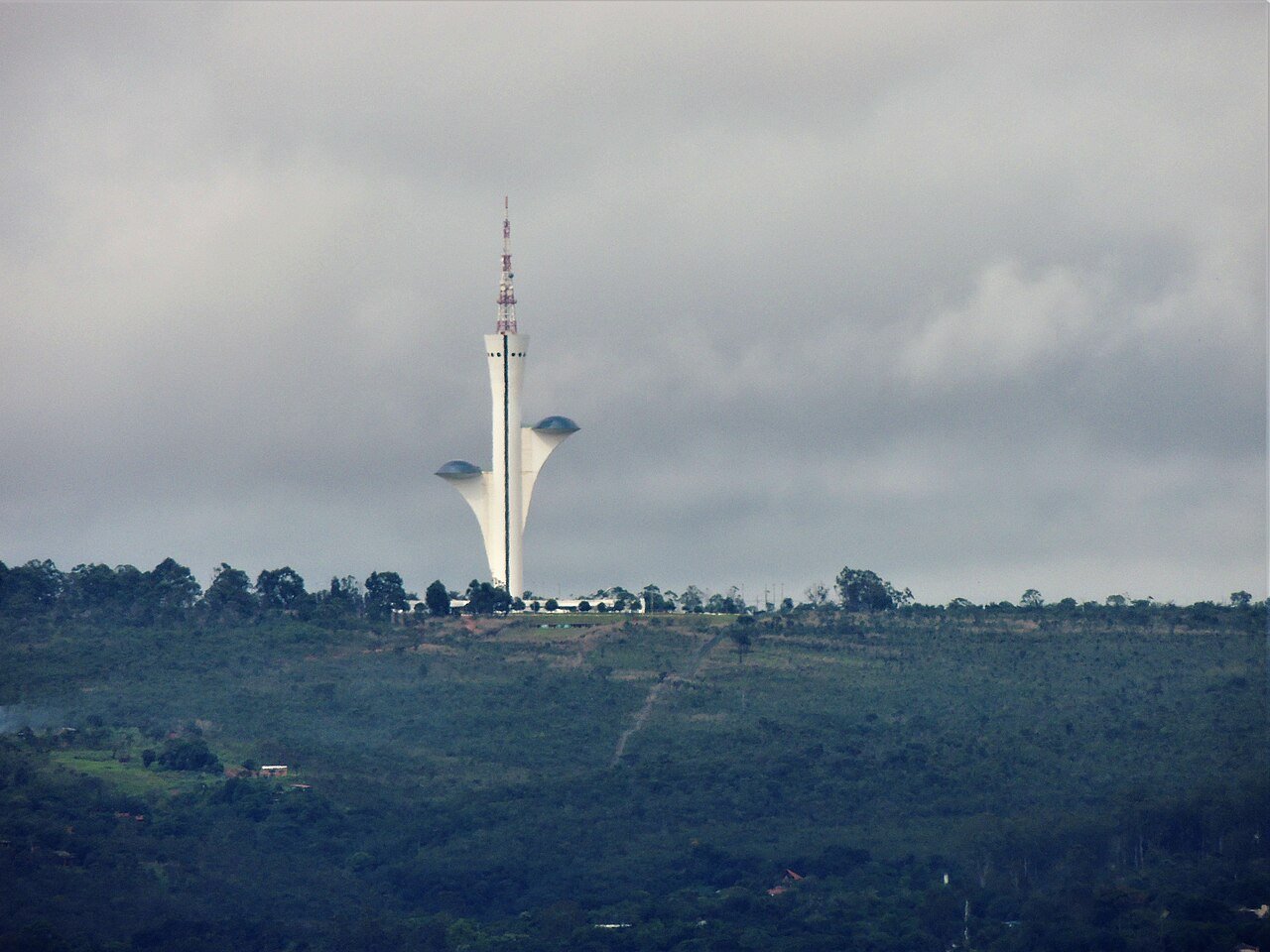Torre de TV Digital de Brasília vista de longe, sobre o cerrado, em dia nublado