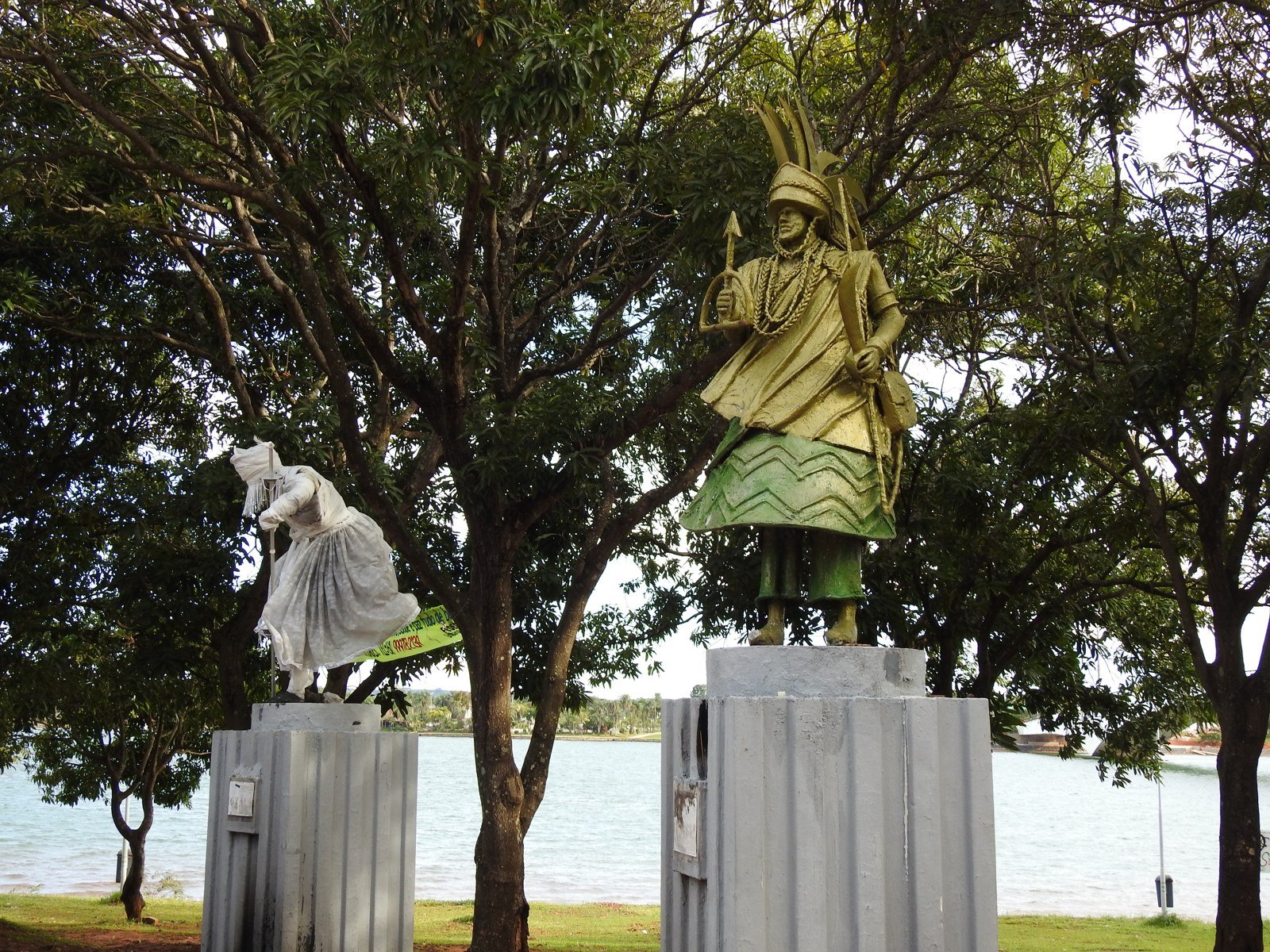 Esculturas de orixás na Praça dos Orixás, às margens do Lago Paranoá, em Brasília