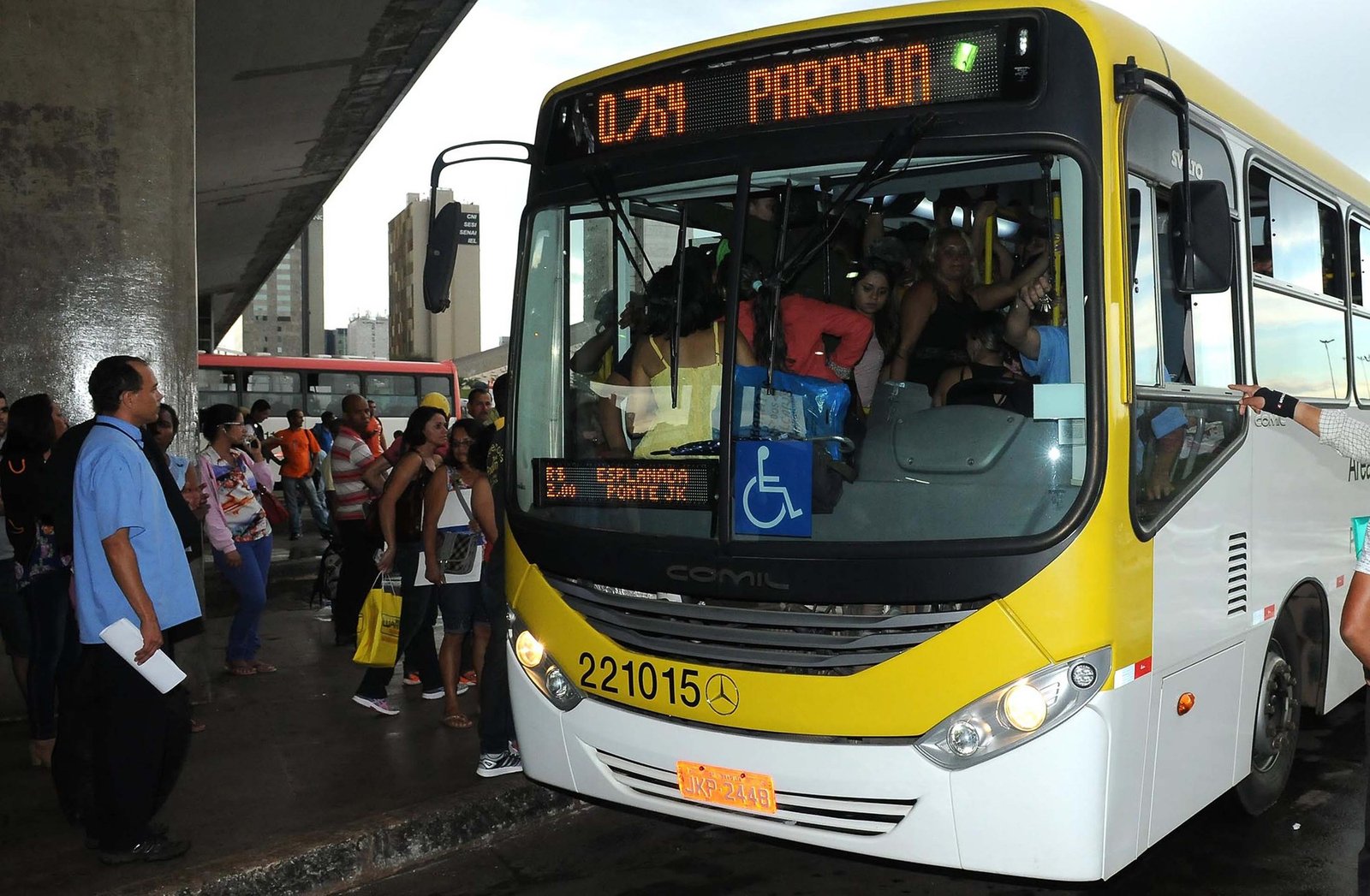 Ônibus da linha Paranoá no terminal da Rodoviária do Plano Piloto, com passageiros esperando para embarcar (foto de arquivo)