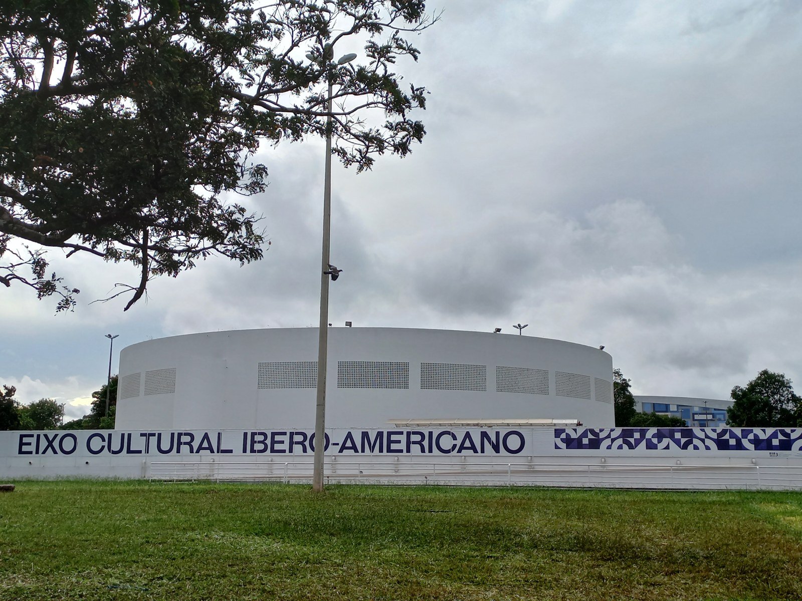 Fachada circular branca do Eixo Cultural Ibero-Americano, no Eixo Monumental, com o letreiro do espaço no muro