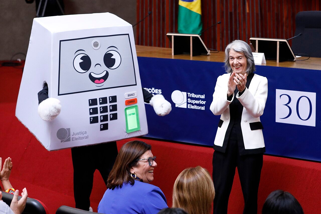 Mascote em formato de urna eletrônica da Justiça Eleitoral em evento do TSE