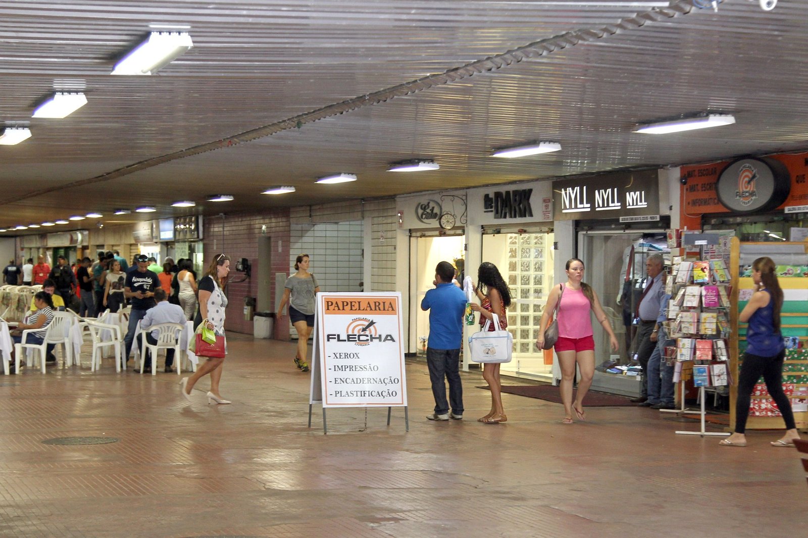 Corredor da Galeria dos Estados, no subsolo do Setor Bancário Sul, em Brasília, com lojas e pessoas circulando (foto de arquivo)