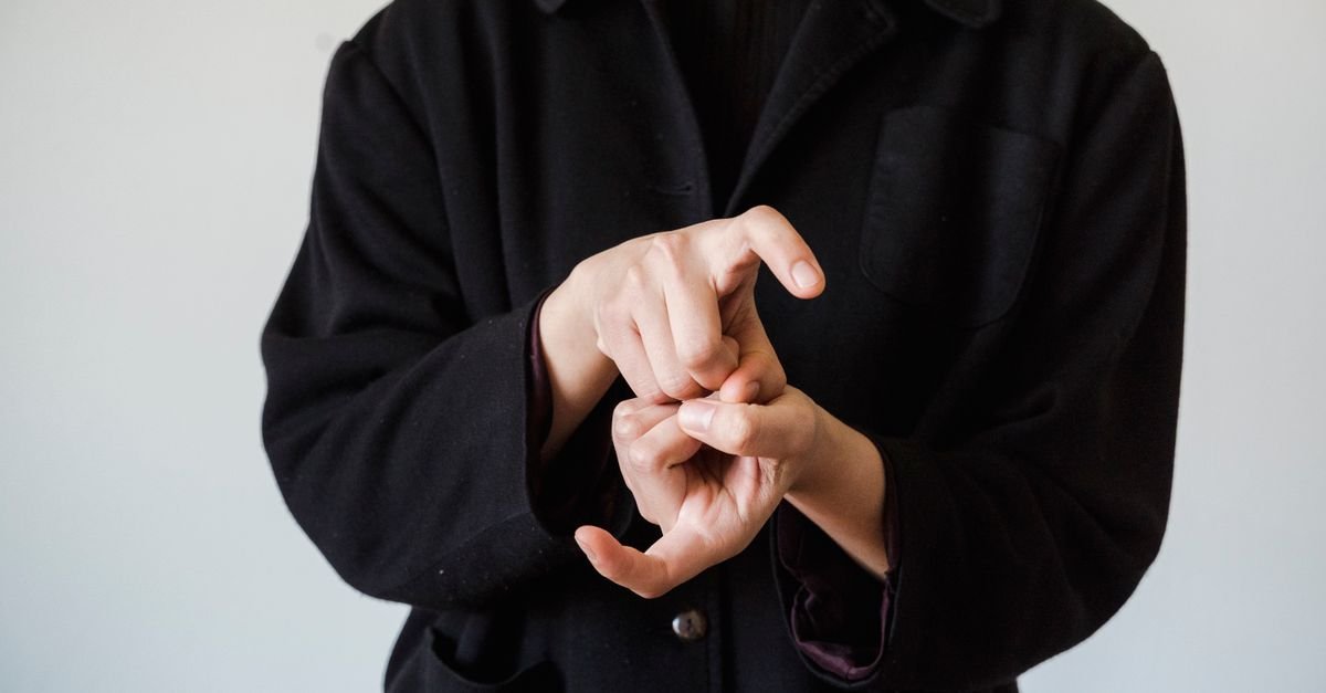 Mãos em movimento durante comunicação em língua de sinais