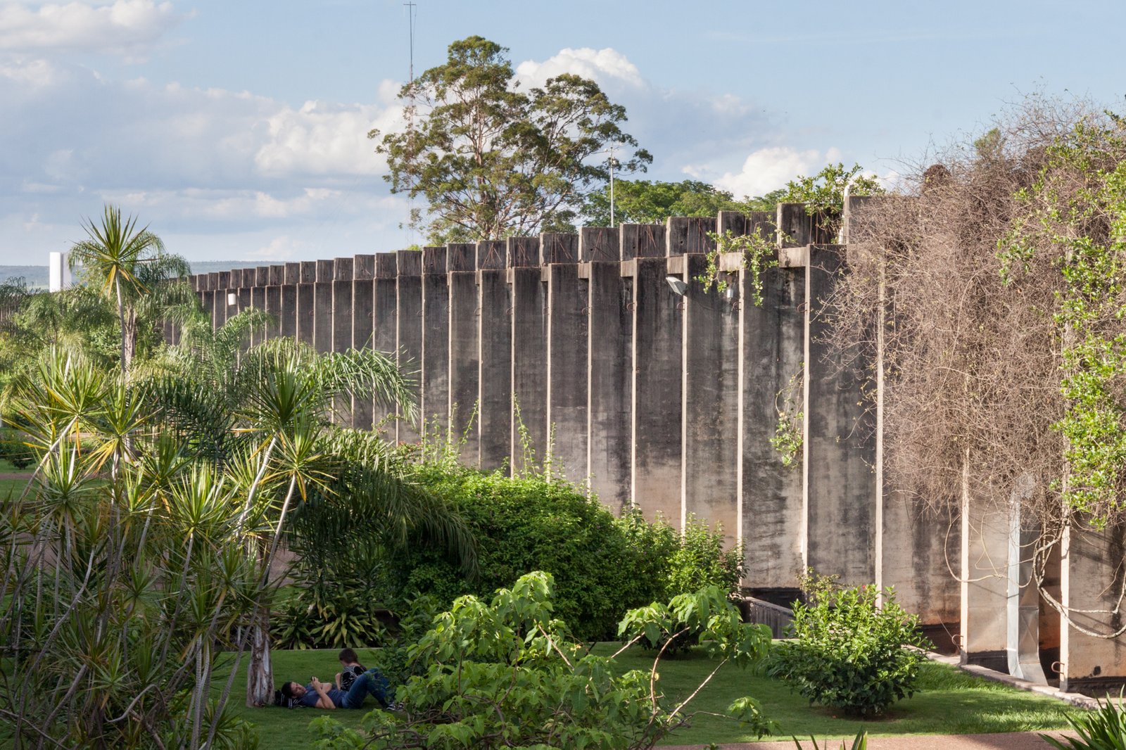 Fachada de concreto do Instituto Central de Ciências, o Minhocão, no campus Darcy Ribeiro da UnB, com jardim em primeiro plano