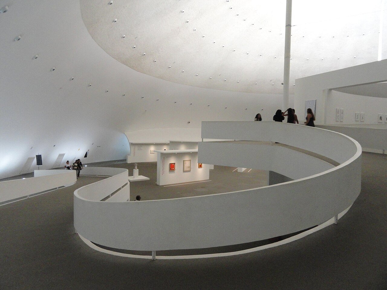 Rampa interna branca do Museu Nacional da Republica, em Brasilia