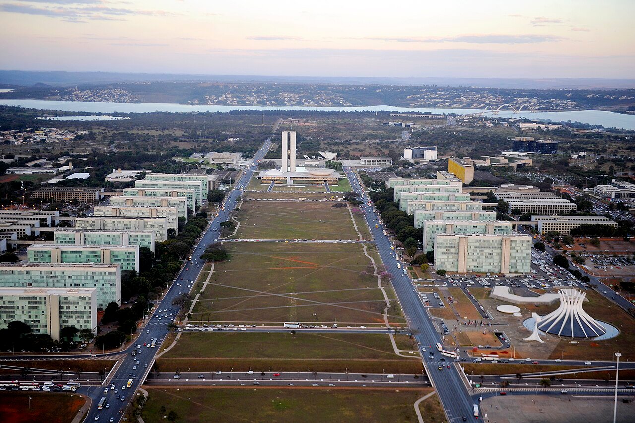Vista aérea do Plano Piloto de Brasília com as vias e viadutos do eixo central