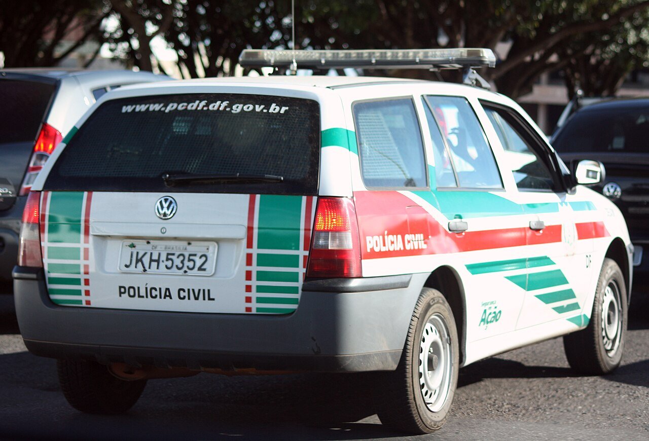 Viatura da Polícia Civil do Distrito Federal estacionada em via de Brasília