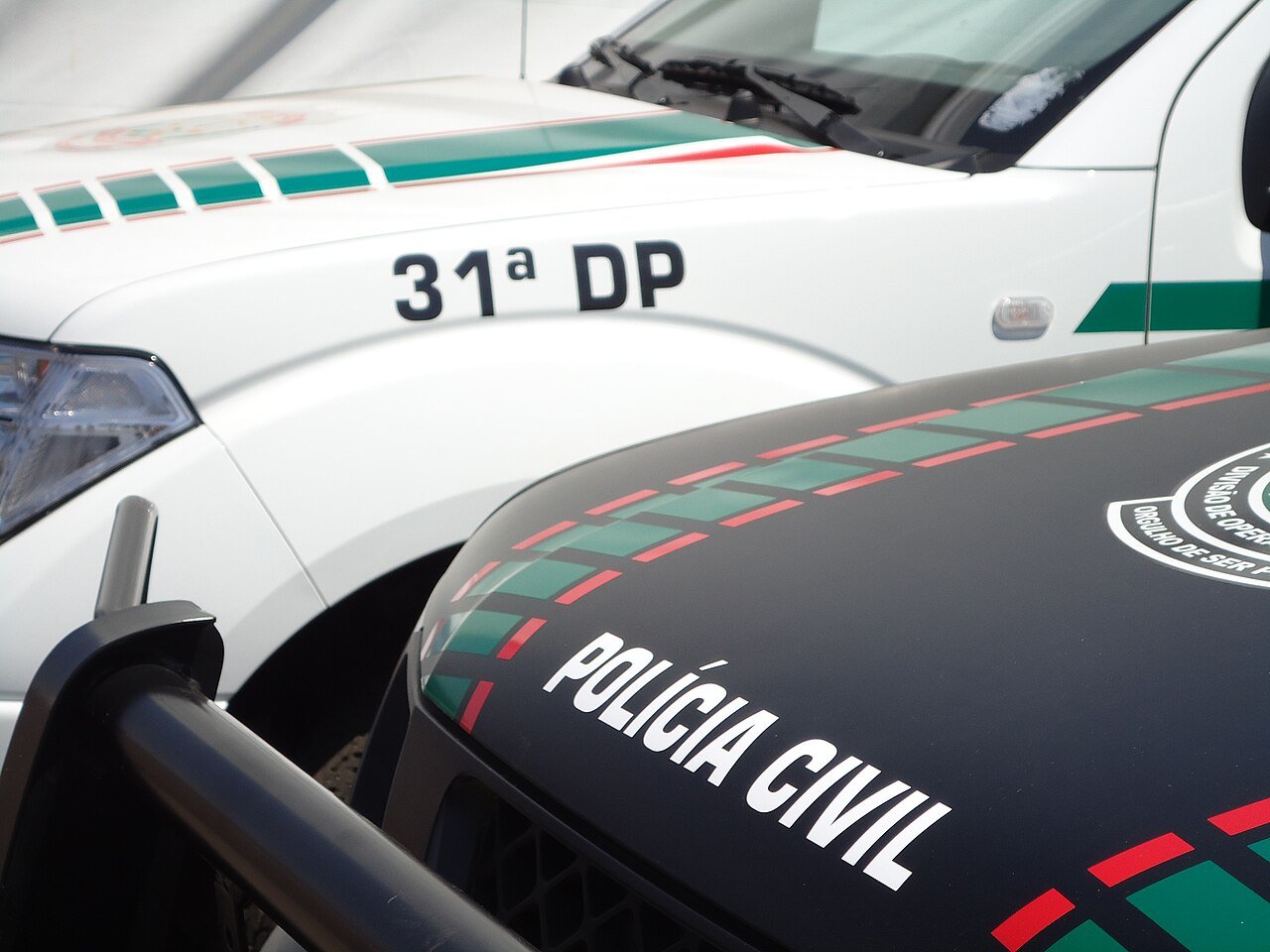 Viaturas da Polícia Civil do Distrito Federal estacionadas lado a lado