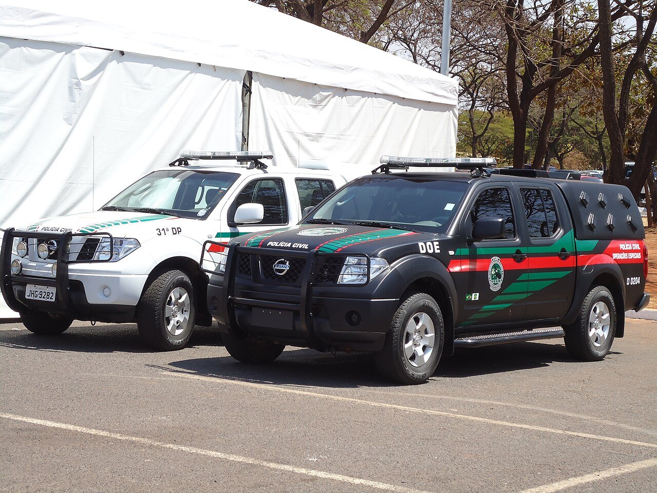 Duas viaturas da Polícia Civil do Distrito Federal estacionadas lado a lado
