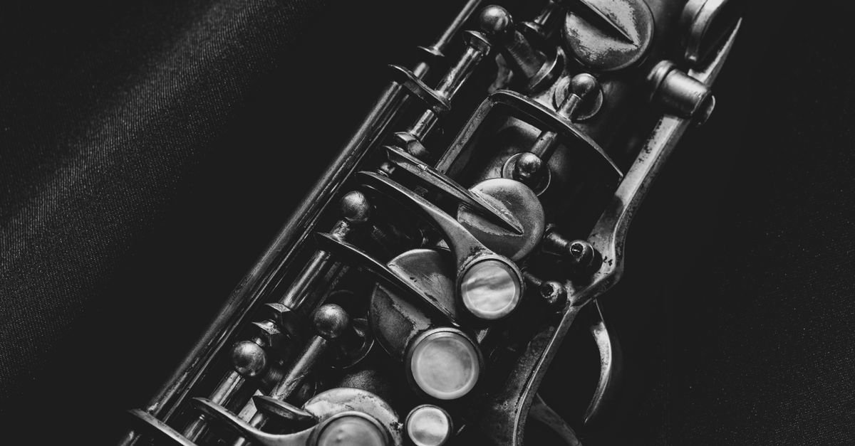 Close em preto e branco das chaves de um saxofone