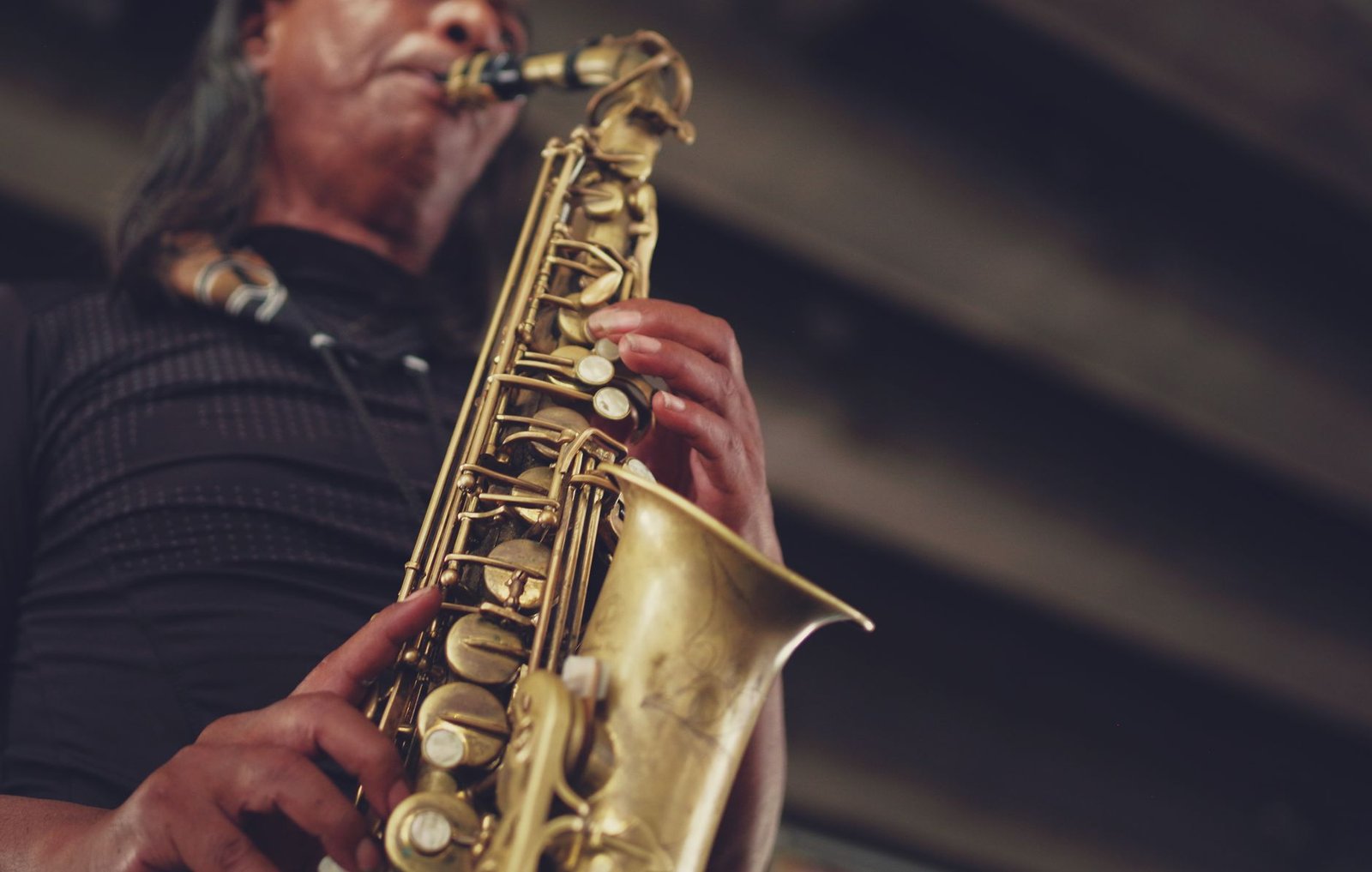 Saxofonista tocando em close, imagem ilustrativa de música jazz
