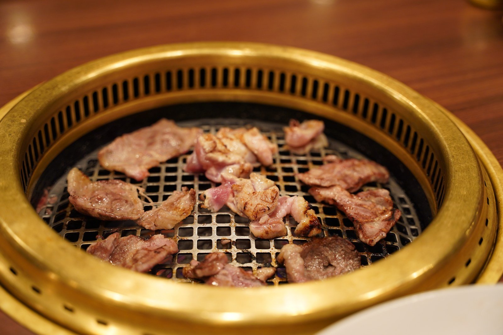 Grelha embutida de yakiniku com fatias de carne de boi e frango assando