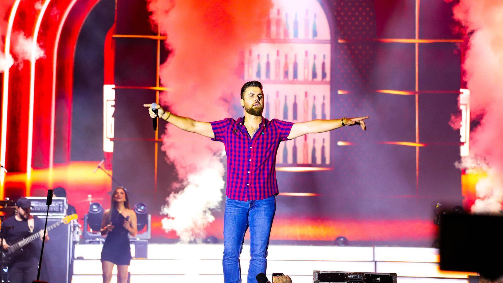 Zé Neto canta sozinho no palco durante show do Verão Maior Paraná 2026; foto de arquivo