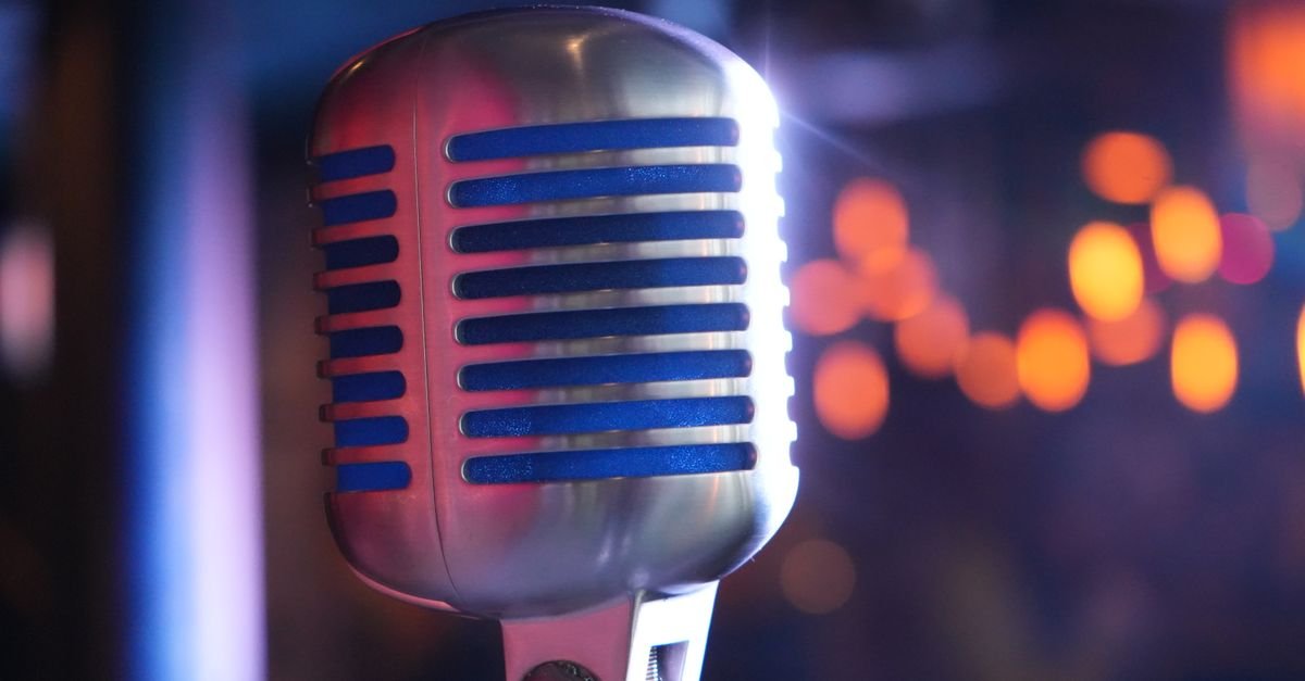 Microfone vintage em close com luzes desfocadas ao fundo